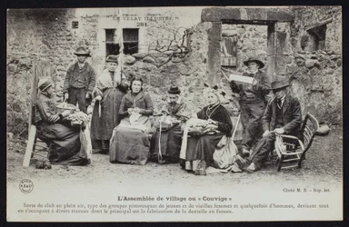 Képeslap, amely a falusiak találkozóját ábrázolja vagy Couvige, Le Puy-en-Velay, 1900 körül